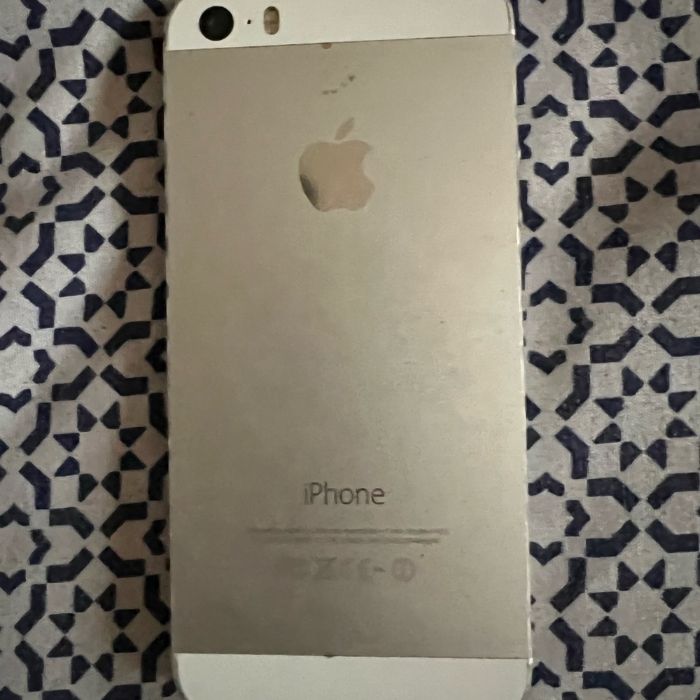 4 iPhones - Picture 7 of 8